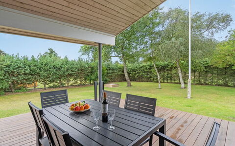 Ønder - 800M from the Sea: Meubilair, Hout, Tafel, Stoel, Veranda, Flooring, Keuken En Eettafel, Buitenmeubels, Plafond, Buitentafel