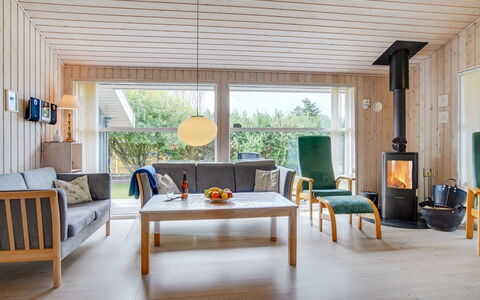 Ønder - 800M from the Sea: Meubilair, Flooring, Interieur Ontwerp, Verdieping, Hout, Houten Vloer, Woonkamer, Tafel, Plafond, Stoel