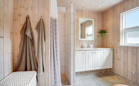 Ønder - 800M from the Sea: Flooring, Hout, Interieur Ontwerp, Verdieping, Plafond, Badkamerkast, Kamer, Loodgieterswerkinrichting, Huis, Badkamer