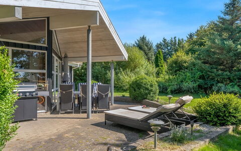 Bina - 1.9Km from the Sea: Struik, Land Lot, Groundcover, Tuin, Schaduw, Verblijf, Landgoed, Outdoor Structuur, Veranda