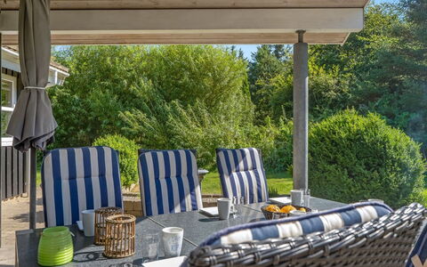 Bina - 1.9Km from the Sea: Meubilair, Buitenmeubels, Stoel, Hout, Tafel, Buitentafel, Keuken En Eettafel, Schaduw, Veranda, Tuin