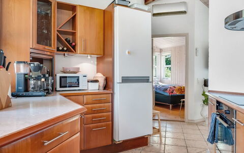 Bina - 1.9Km from the Sea: Toestel Van De Keuken, Keuken, Major Appliance, Countertop, Cabinetry, Meubilair, Interieur Ontwerp, Huishoudapparatuur, Hout, Flooring
