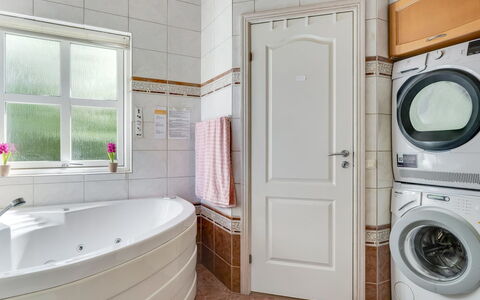 Bina - 1.9Km from the Sea: Interieur Ontwerp, Flooring, Loodgieterswerkinrichting, Verdieping, Kraan, Wasmachine, Badkamer, Loodgieter, Kamer, Plafond