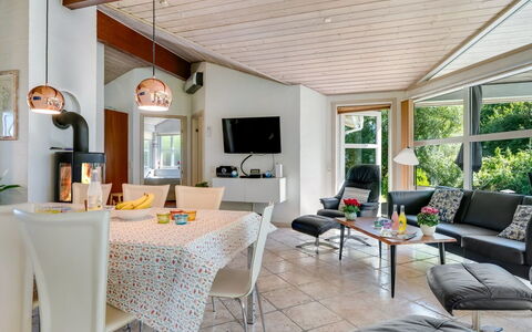 Bina - 1.9Km from the Sea: Meubilair, Interieur Ontwerp, Flooring, Bankstel, Stoel, Verdieping, Plafond, Hout, Tafel, Woonkamer