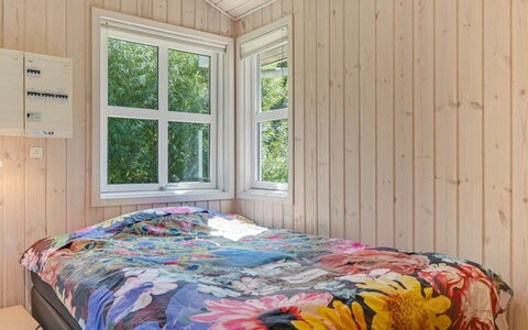 Bina - 1.9Km from the Sea: Hout, Slaapkamer, Interieur Ontwerp, Flooring, Plafond, Verdieping, Laken, Bed, Kamer, Huis
