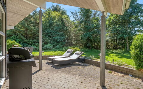 Bina - 1.9Km from the Sea: Hout, Veranda, Plafond, Tuin, Schaduw, Land Lot, Buitenmeubels, Outdoor Structuur, Landscaping, Landgoed
