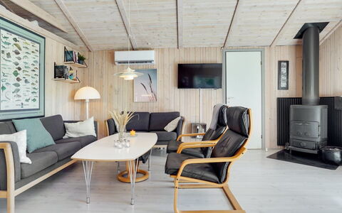 Akka - 2Km from the Sea: Meubilair, Hout, Interieur Ontwerp, Flooring, Woonkamer, Bankstel, Verdieping, Verlichting, Huis, Plafond