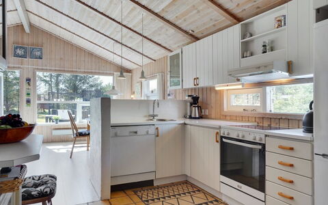 Akka - 2Km from the Sea: Keuken, Interieur Ontwerp, Countertop, Flooring, Toestel Van De Keuken, Hout, Plafond, Meubilair, Cabinetry, Verdieping