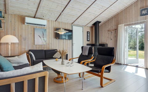 Akka - 2Km from the Sea: Hout, Interieur Ontwerp, Flooring, Woonkamer, Verdieping, Plafond, Meubilair, Kamer, Bankstel, Lichte Inrichting