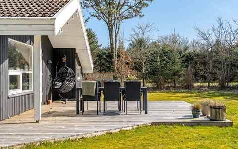 Akka - 2Km from the Sea: Hout, Huis, Land Lot, Dak, Verblijf, Hardwood, Plank, Schaduw, Veranda, Siding