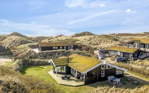 Bovi - 300M from the Sea: Hout, Huis, Veranda, Dek, Hardwood, Dak, Beits, Houten Vloer, Eco Hotel