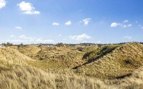 Bovi - 300M from the Sea: Hout, Huis, Veranda, Dek, Hardwood, Dak, Beits, Houten Vloer, Eco Hotel
