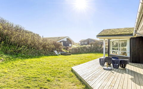 Bovi - 300M from the Sea: Hout, Huis, Veranda, Dek, Hardwood, Dak, Beits, Houten Vloer, Eco Hotel