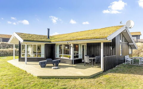 Bovi - 300M from the Sea: Hout, Huis, Veranda, Dek, Hardwood, Dak, Beits, Houten Vloer, Eco Hotel