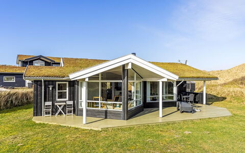Bovi - 300M from the Sea: Hout, Huis, Veranda, Dek, Hardwood, Dak, Beits, Houten Vloer, Eco Hotel