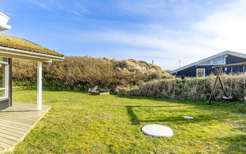 Bovi - 300M from the Sea: Hout, Huis, Veranda, Dek, Hardwood, Dak, Beits, Houten Vloer, Eco Hotel