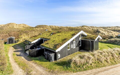 Bovi - 300M from the Sea: Hout, Huis, Veranda, Dek, Hardwood, Dak, Beits, Houten Vloer, Eco Hotel