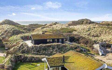 Bovi - 300M from the Sea: Hout, Huis, Veranda, Dek, Hardwood, Dak, Beits, Houten Vloer, Eco Hotel
