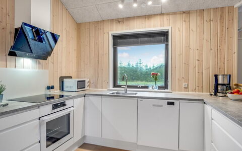 Carla - 1.5Km from the Sea: Hout, Keuken, Interieur Ontwerp, Countertop, Plafond, Toestel Van De Keuken, Huis, Flooring, Huishoudapparatuur, Major Appliance
