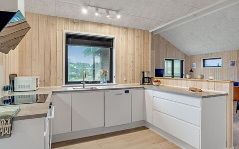 Carla - 1.5Km from the Sea: Hout, Keuken, Countertop, Plafond, Huis, Toestel Van De Keuken, Kamer, Major Appliance, Hardwood, Loodgieterswerkinrichting