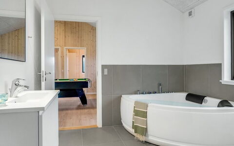 Carla - 1.5Km from the Sea: Flooring, Interieur Ontwerp, Loodgieterswerkinrichting, Verdieping, Plafond, Badkamer, Kraan, Bad, Loodgieter, Verlichting