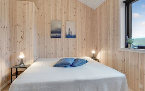 Carla - 1.5Km from the Sea: Hout, Flooring, Slaapkamer, Interieur Ontwerp, Verdieping, Plafond, Bed, Kamer, Laken, Bedding