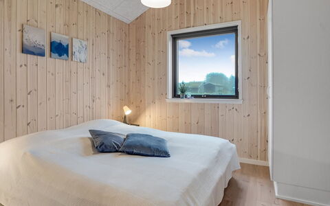 Carla - 1.5Km from the Sea: Hout, Plafond, Interieur Ontwerp, Slaapkamer, Flooring, Verdieping, Kamer, Huis, Bed, Lichte Inrichting