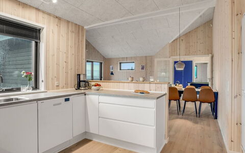 Carla - 1.5Km from the Sea: Hout, Plafond, Huis, Keuken, Countertop, Kamer, Huishoudapparatuur, Major Appliance, Hardwood, Beits