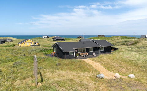 Dila - 150M from the Sea: Huis, Huis, Deur, Dak, Verblijf, Landgoed, Tuin, Schaduw, Siding, Werf