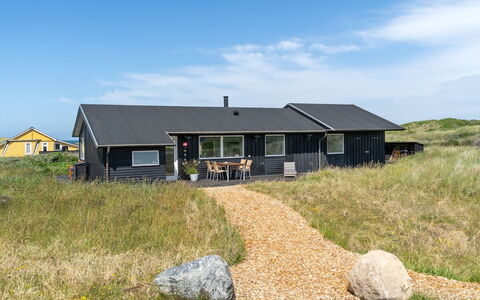 Dila - 150M from the Sea: Huis, Huis, Deur, Dak, Verblijf, Landgoed, Tuin, Schaduw, Siding, Werf