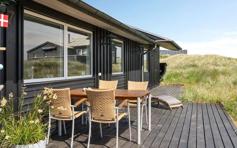 Dila - 150M from the Sea: Huis, Huis, Deur, Dak, Verblijf, Landgoed, Tuin, Schaduw, Siding, Werf
