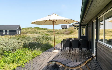 Dila - 150M from the Sea: Huis, Huis, Deur, Dak, Verblijf, Landgoed, Tuin, Schaduw, Siding, Werf