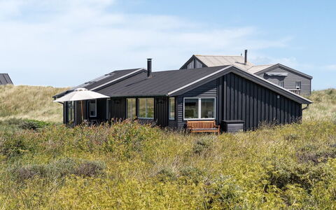 Dila - 150M from the Sea: Huis, Huis, Deur, Dak, Verblijf, Landgoed, Tuin, Schaduw, Siding, Werf
