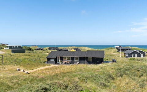 Dila - 150M from the Sea: Huis, Huis, Deur, Dak, Verblijf, Landgoed, Tuin, Schaduw, Siding, Werf