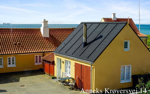 Elle - 50M from the Sea: Dak, Huis, Land Lot, Huis, Verblijf, Landgoed, Garden Gebouwen, Schaduw, Blokhut, Landscaping