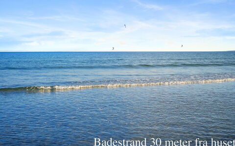 Elle - 50M from the Sea: Dak, Huis, Land Lot, Huis, Verblijf, Landgoed, Garden Gebouwen, Schaduw, Blokhut, Landscaping