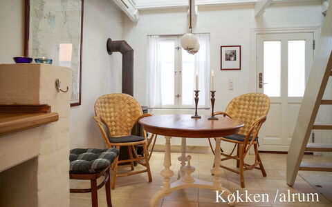Elle - 50M from the Sea: Dak, Huis, Land Lot, Huis, Verblijf, Landgoed, Garden Gebouwen, Schaduw, Blokhut, Landscaping