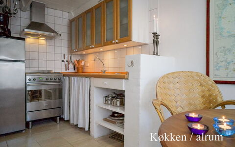 Elle - 50M from the Sea: Dak, Huis, Land Lot, Huis, Verblijf, Landgoed, Garden Gebouwen, Schaduw, Blokhut, Landscaping