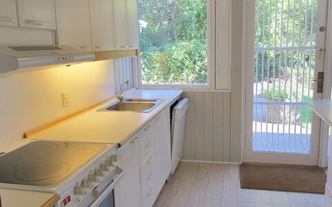 Claudette - 1Km from the Sea: Keuken, Flooring, Hout, Interieur Ontwerp, Countertop, Major Appliance, Verdieping, Toestel Van De Keuken, Gootsteen, Plafond