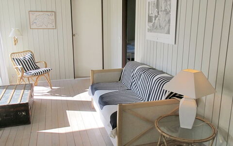 Claudette - 1Km from the Sea: Meubilair, Interieur Ontwerp, Hout, Flooring, Verdieping, Kamer, Huis, Woonkamer, Stoel, Fotolijst