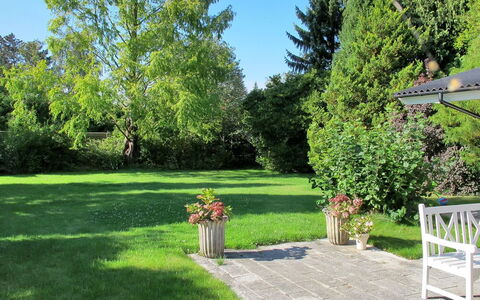 Claudette - 1Km from the Sea: Gras, Tuin, Struik, Meubilair, Gazon, Land Lot, Schaduw, Buitenmeubels