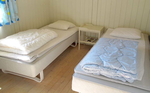 Claudette - 1Km from the Sea: Bed, Slaapkamer, Meubilair, Hout, Verdieping, Laken, Flooring, Textiel, Bedding, Interieur Ontwerp