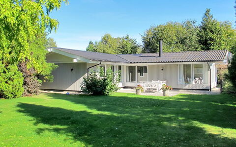 Claudette - 1Km from the Sea: Gebouw, Gras, Huis, Woongebied, Huis, Dak, Struik, Verblijf, Gazon, Land Lot