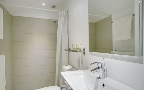 Claudette - 1Km from the Sea: Flooring, Interieur Ontwerp, Muur, Verdieping, Loodgieterswerkinrichting, Badkamer, Wastafel, Kamer, Kraan, Plafond