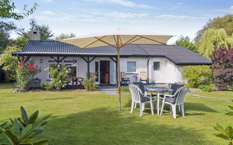 Merit - 800M from the Sea: Dak, Schaduw, Huis, Verblijf, Tuin, Groundcover, Veranda, Canopy, Buitenmeubels, Outdoor Structuur