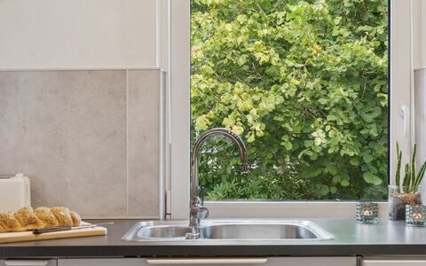 Merit - 800M from the Sea: Countertop, Gootsteen, Loodgieterswerkinrichting, Wastafel, Keuken, Kraan, Interieur Ontwerp, Loodgieter, Huis, Toestel Van De Keuken