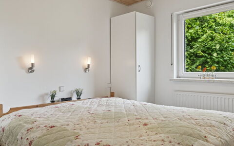 Merit - 800M from the Sea: Bed, Interieur Ontwerp, Slaapkamer, Muur, Hout, Plafond, Meubilair, Laken, Flooring, Bedding
