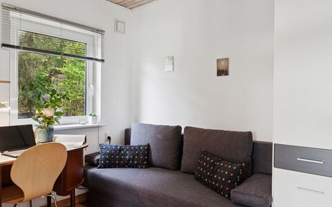 Merit - 800M from the Sea: Meubilair, Interieur Ontwerp, Muur, Flooring, Verdieping, Hout, Bankstel, Kamer, Plafond, Woonkamer