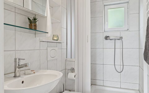Merit - 800M from the Sea: Badkamer, Interieur Ontwerp, Loodgieterswerkinrichting, Muur, Flooring, Wastafel In De Badkamer, Verdieping, Wastafel, Toilet, Kraan