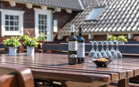 Emelita - 900M from the Sea: Wit, Helling, Kaart
